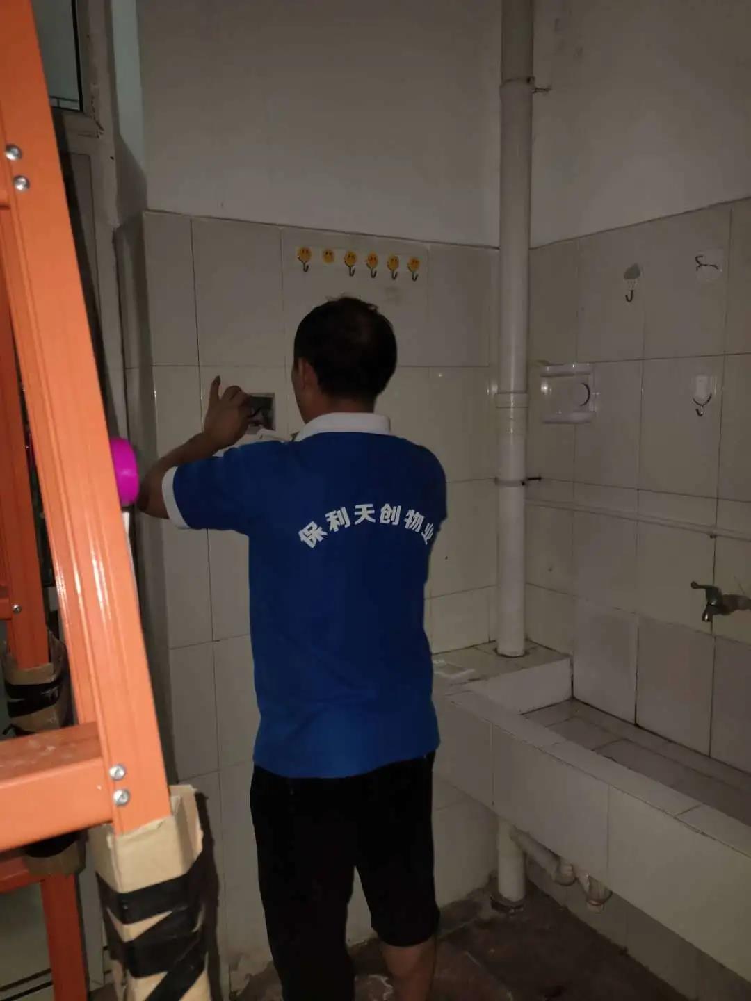 湖南保安服務,墻外高空清洗服務,湖南保利天創(chuàng)物業(yè)發(fā)展有限公司 湖南保安服務,墻外高空清洗服務,湖南保利天創(chuàng)物業(yè)發(fā)展有限公司