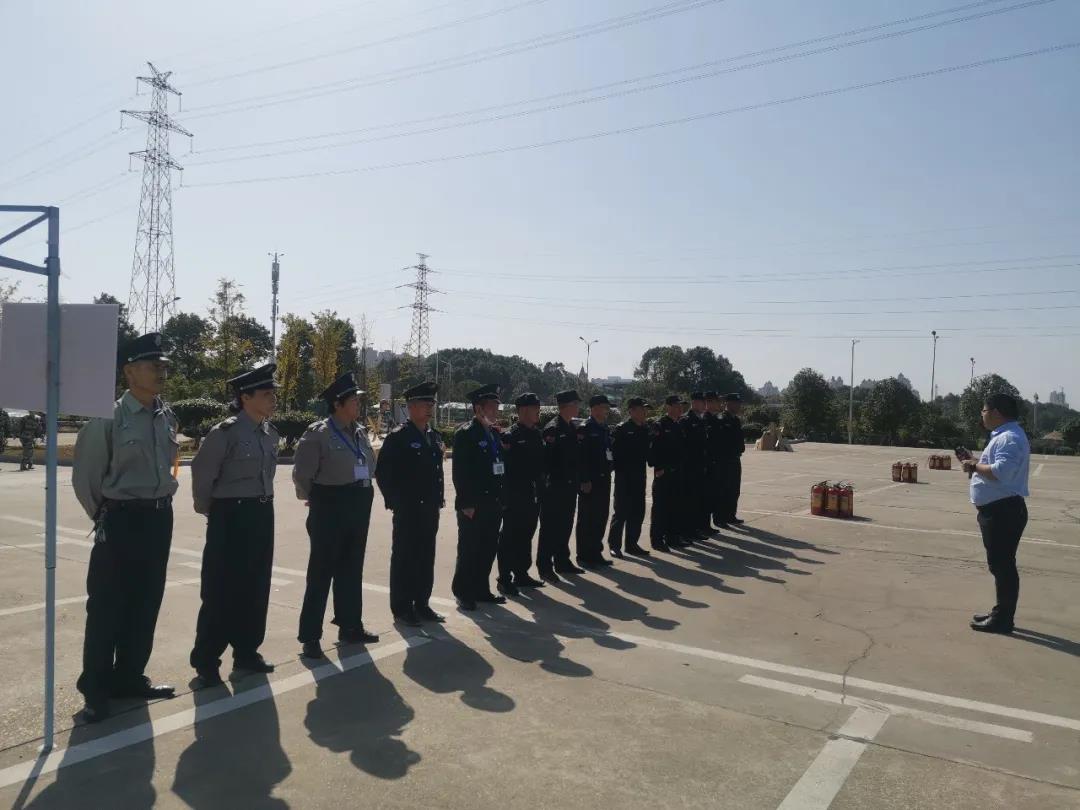 湖南保安服務(wù),墻外高空清洗服務(wù),湖南保利天創(chuàng)物業(yè)發(fā)展有限公司 湖南保安服務(wù),墻外高空清洗服務(wù),湖南保利天創(chuàng)物業(yè)發(fā)展有限公司