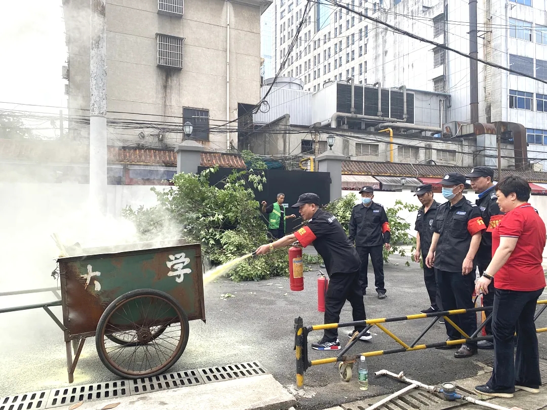 湖南保安服務(wù),墻外高空清洗服務(wù),湖南保利天創(chuàng)物業(yè)發(fā)展有限公司 湖南保安服務(wù),墻外高空清洗服務(wù),湖南保利天創(chuàng)物業(yè)發(fā)展有限公司