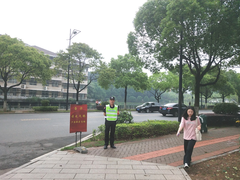 湖南保安服務(wù),墻外高空清洗服務(wù),湖南保利天創(chuàng)物業(yè)發(fā)展有限公司 湖南保安服務(wù),墻外高空清洗服務(wù),湖南保利天創(chuàng)物業(yè)發(fā)展有限公司