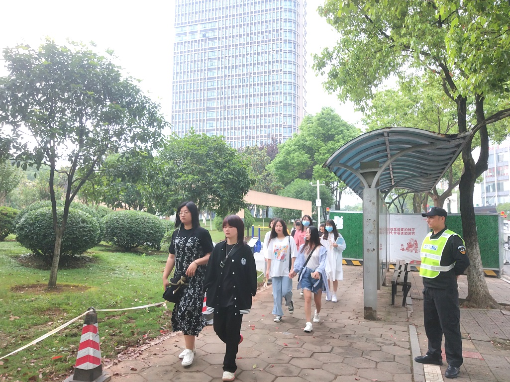 湖南保安服務(wù),墻外高空清洗服務(wù),湖南保利天創(chuàng)物業(yè)發(fā)展有限公司 湖南保安服務(wù),墻外高空清洗服務(wù),湖南保利天創(chuàng)物業(yè)發(fā)展有限公司